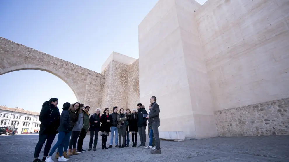 Un grupo de estudiantes de Arquitectura de la Universidad Europea de Madrid visitó este martes la muralla de Teruel