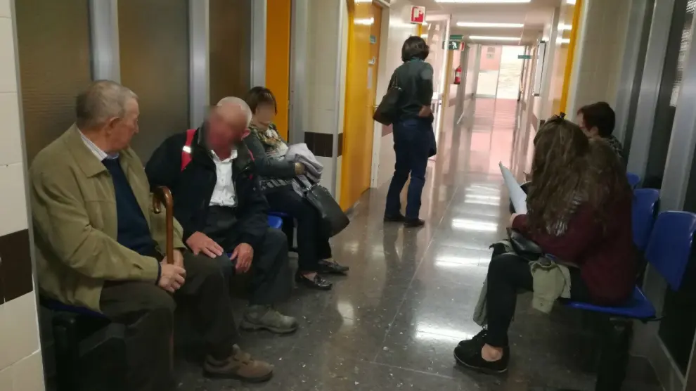 Varios pacientes de Oftalmología esperan en el pasillo su turno para entrar a la consulta