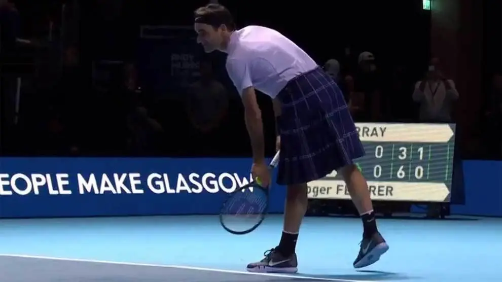 Roger Federer, vestido con una falda escocesa, se prepara para sacar en el partido ante Andy Murray.