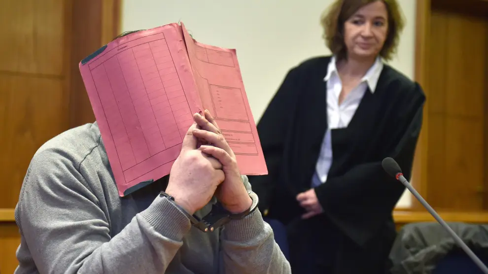 Niels H. cubre su rostro durante el juicio.