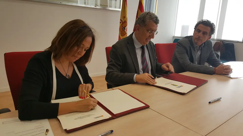 Mayte Pérez, Sebastián Celaya y Francisco Javier Falo, este jueves, en la firma del protocolo