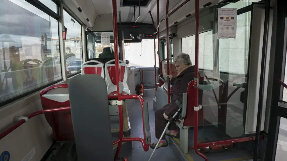 Varios pasajeros en el autobús urbano de Teruel.