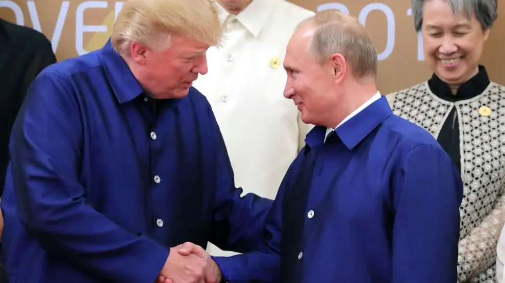 Donald Trump y Vladimir Putin saludándose