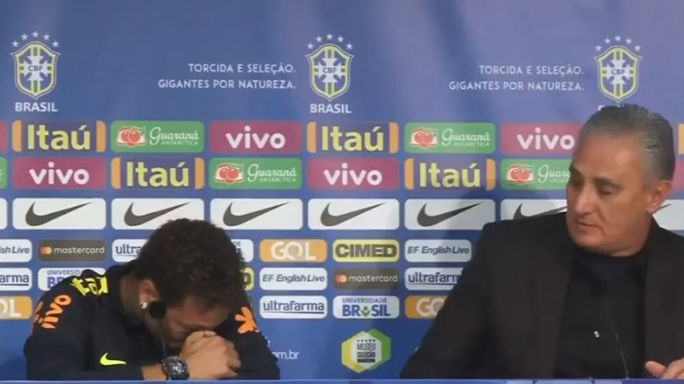 Neymar rompe a llorar en medio de la rueda de prensa.