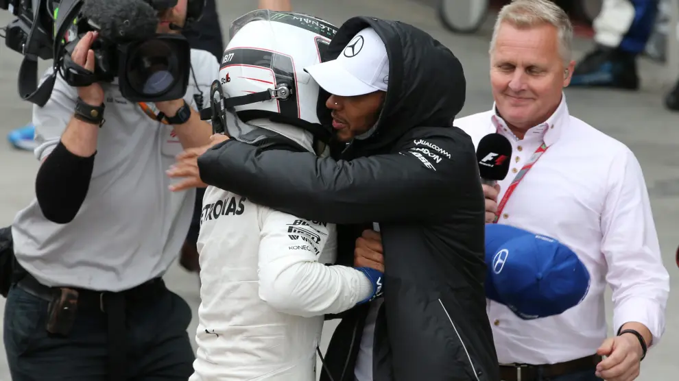 Bottas celebra la pole junto a su compañero Hamilton.