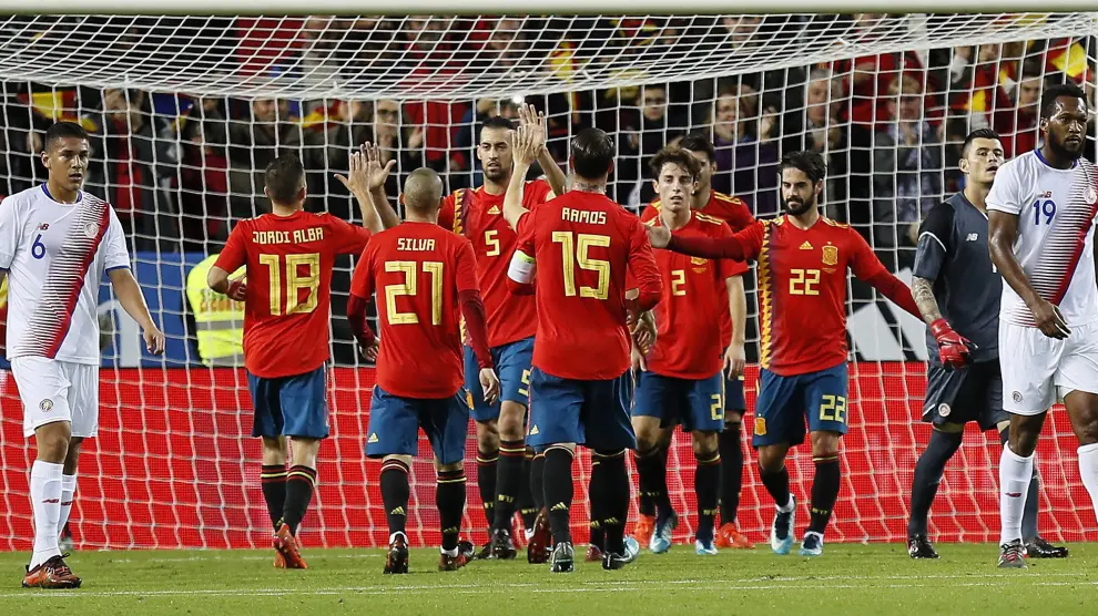 Los jugadores de La Roja festejan uno de los goles.