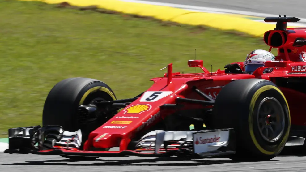 El alemán Sebastian Vettel al frente de su monoplaza.
