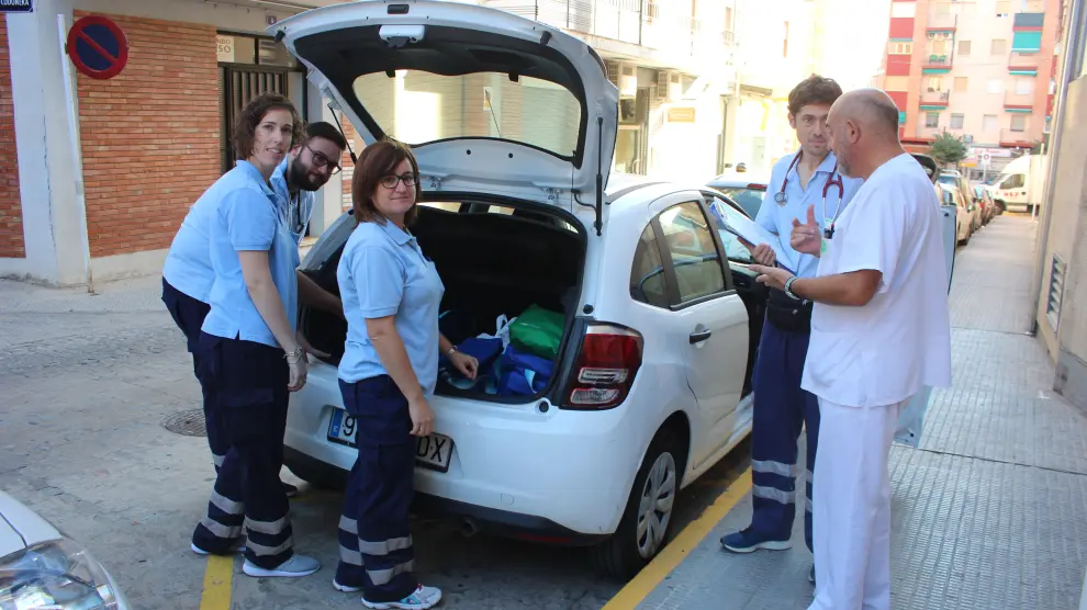 Médicos y enfermeros del servicio de atención a domicilio del hospital de Alcañiz se disponen a iniciar la jornada.