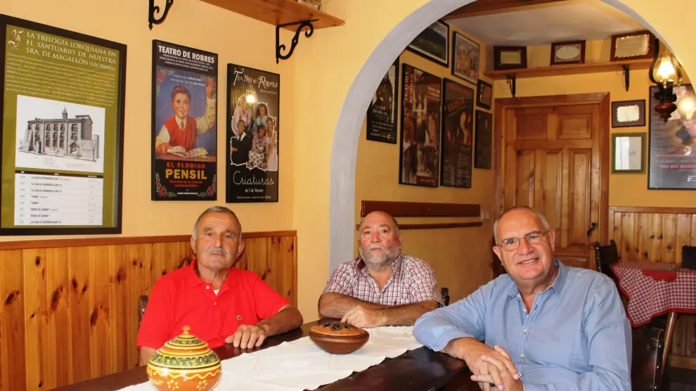 Carlos Lacruz, José María Val y el director de la compañía de Tetro de Robles, Luis Manuel Casáus.