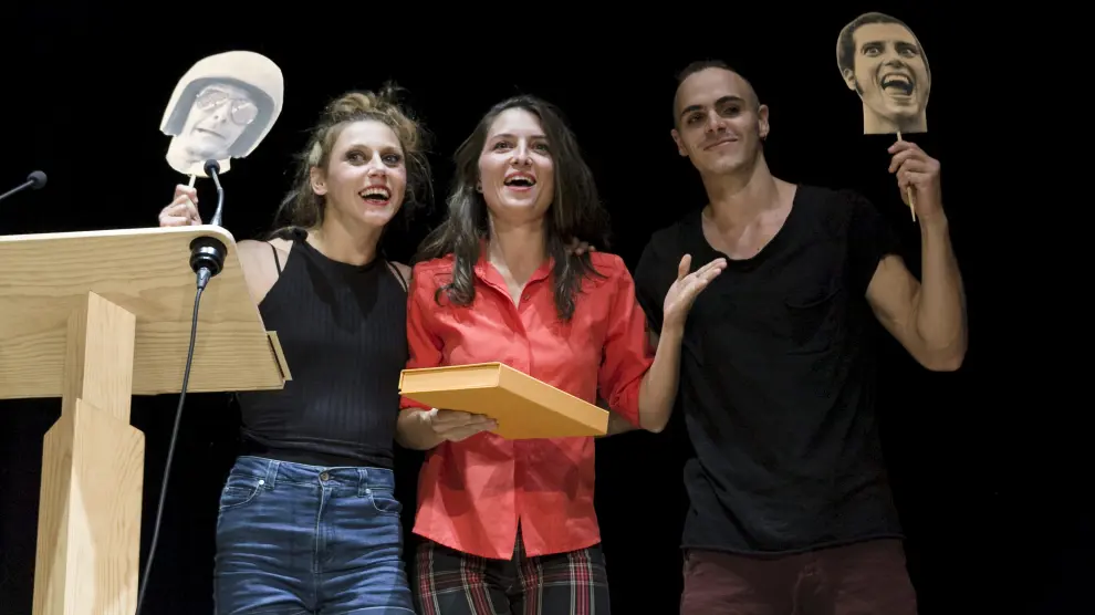 Ana Castrillo, de D'Click, recoge el premio al mejor espectáculo, flanqueada por Su y Giú.