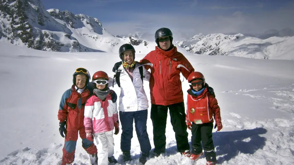 Cristina segunda por la izquierda en Formigal con sus padres y dos de sus cinco hermanos el día del accidente.