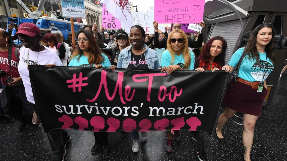 Un grupo de mujeres en la marcha sostienen un cartel con el lema '#Me too'
