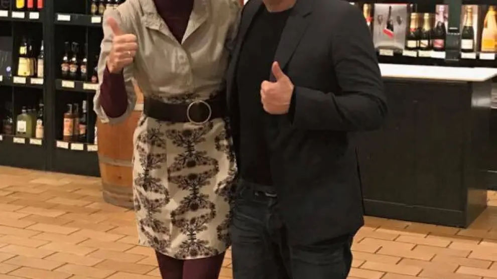 El actor Rob Schneider con María Montal, en el restaurante de esta.
