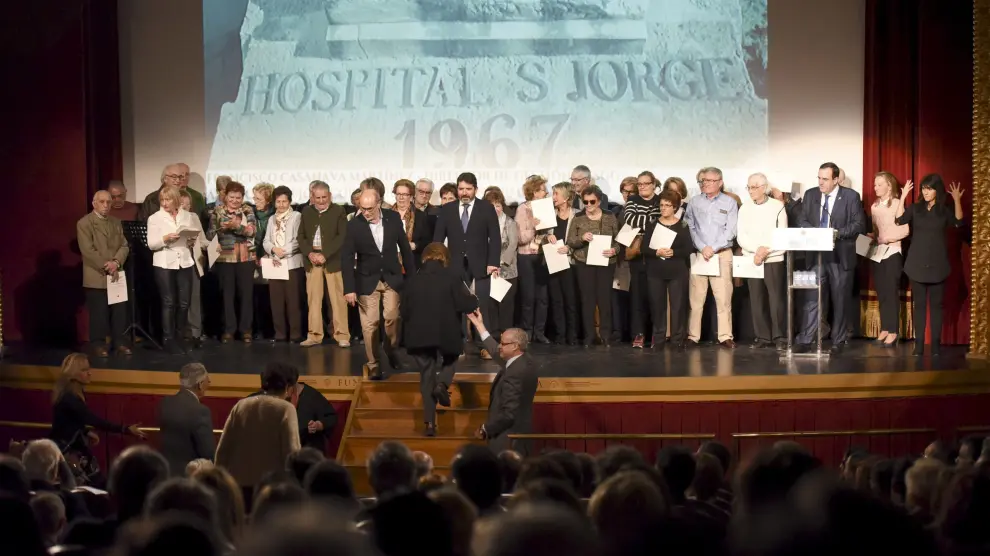 Los primeros trabajadores del hospital San Jorge de Huesca recogieron su diploma como pioneros en la gala del 50 aniversario