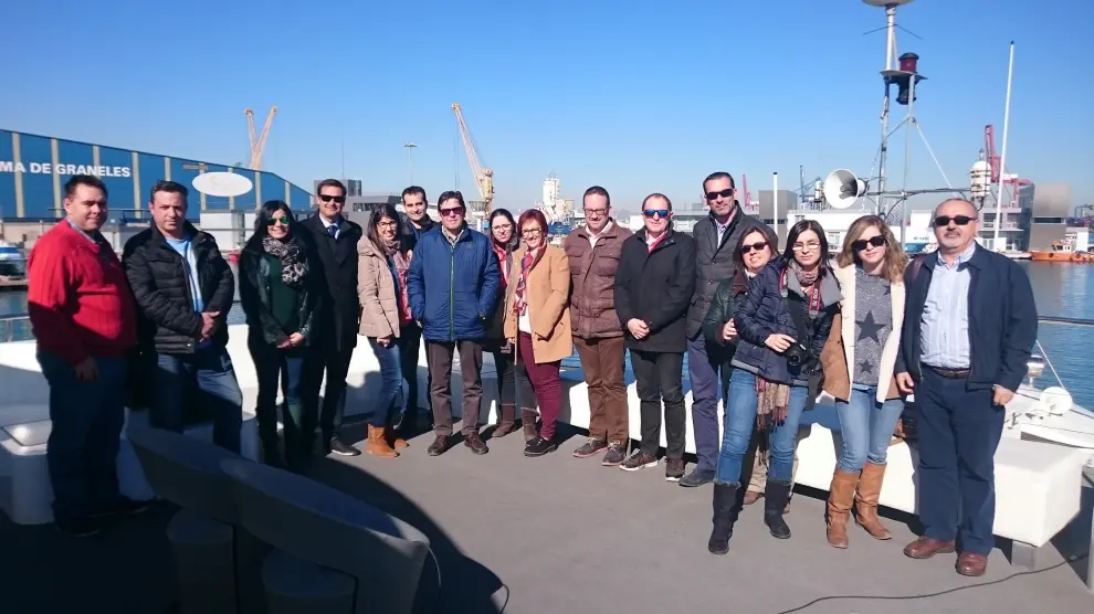 Los empresarios turolenses posan en el puerto de valencia