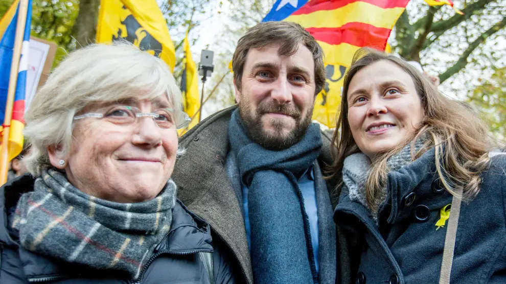 Antoni Comin, con las también exconsejeras catalanas Clara Ponsatí y Meritxel Serret, en una protesta en Bruselas.