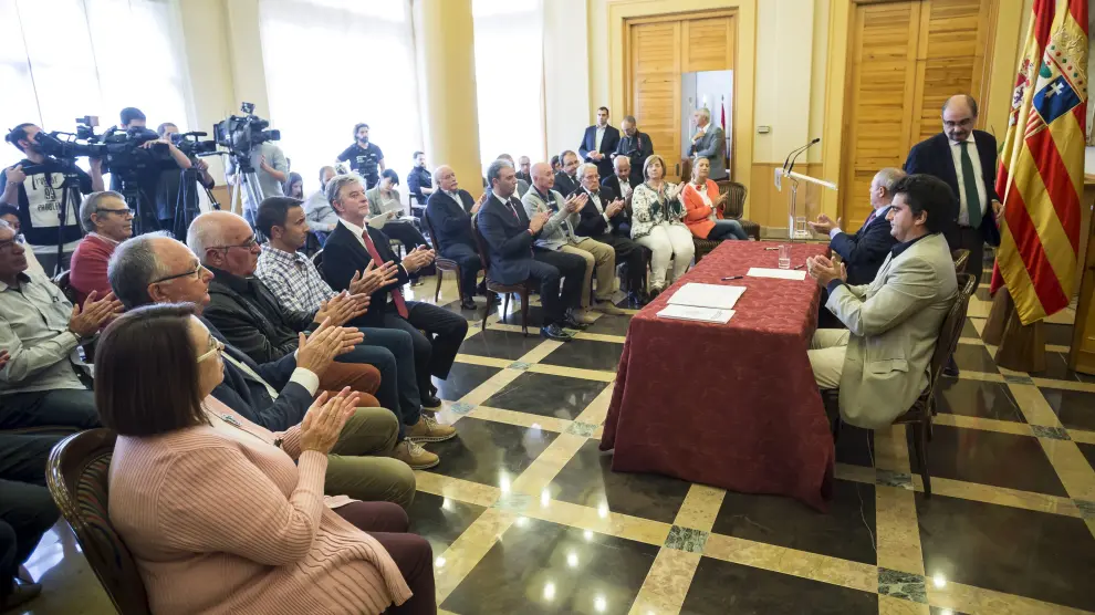 Fotografía de la firma del acuerdo entre el Gobierno de Aragón y los municipios implicados para la constitución de la Comarca Central.
