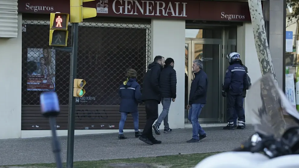 Varios policías en la puerta de Generali Seguros de Duquesa Villahermosa donde ha llegado el paquete sospechoso.