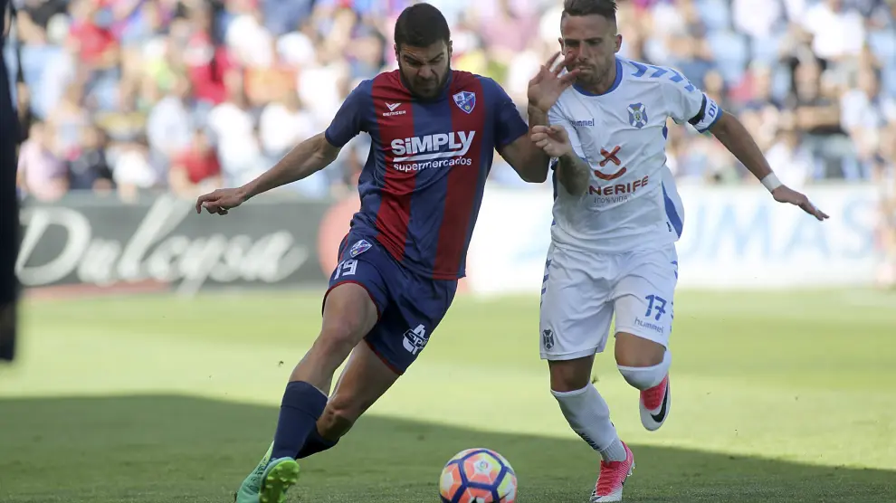 Alexander avanza con el balón durante el Huesca-Tenerife de la pasada temporada en El Alcoraz.