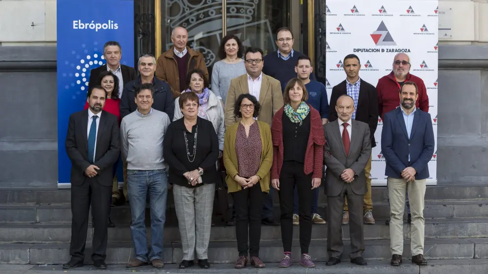 La concejala Elena Giner, del Ayuntamiento de Zaragoza, y 20 alcaldes de la provincia, en el II Foro de Alcaldes celebrado este miércoles.