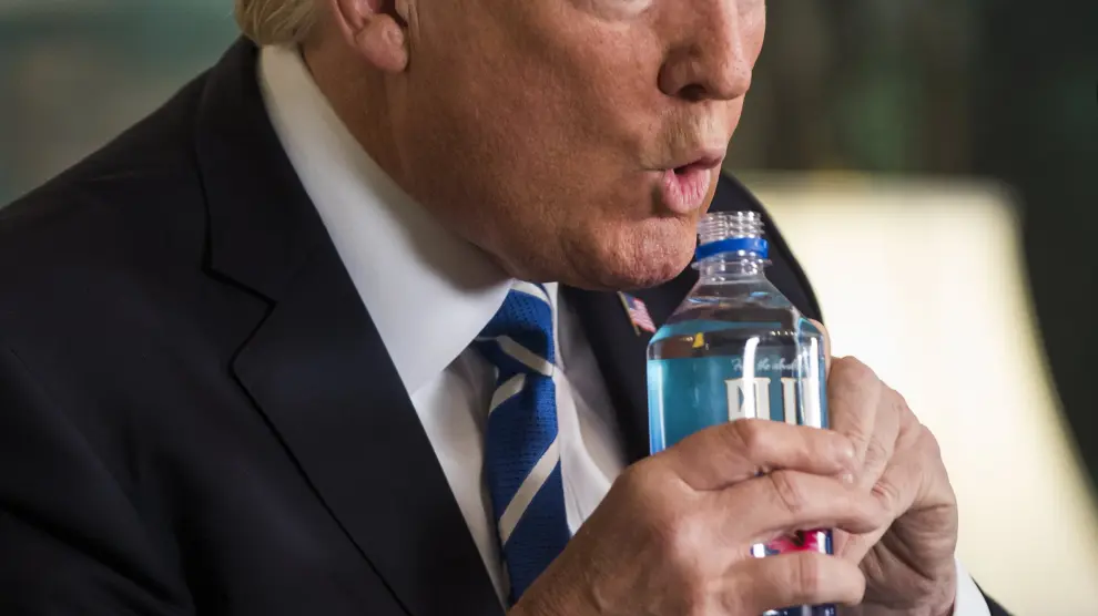Trump bebe agua durante su discurso