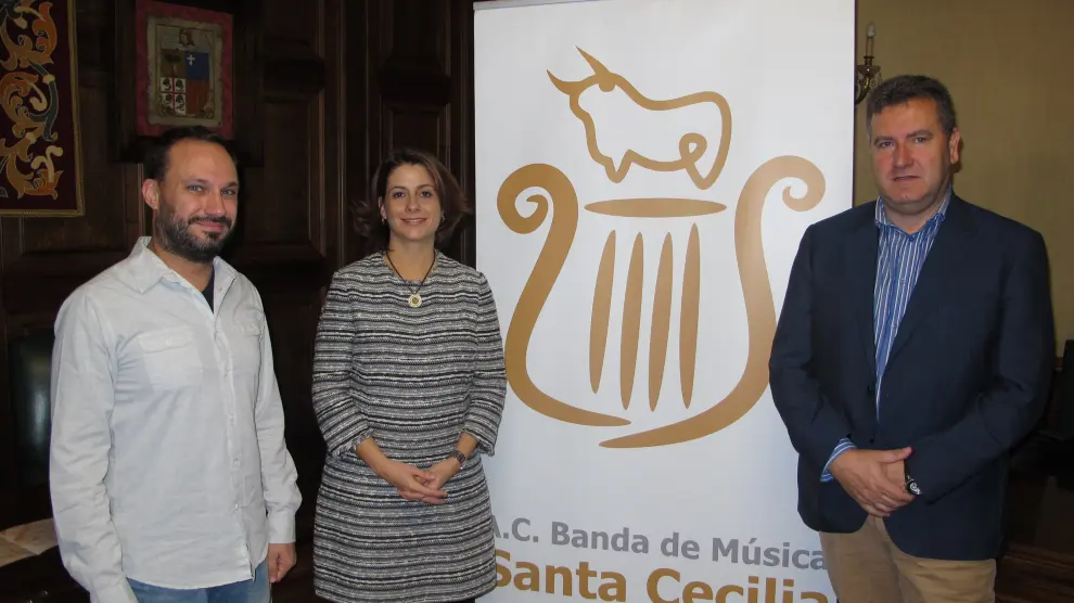 De izquierda a derecha, el presidente de la banda Santa Cecilia, Sebastián Guitarte; la alcaldesa, Emma Buj; y el concejal de Cultura, José Luis Torán.