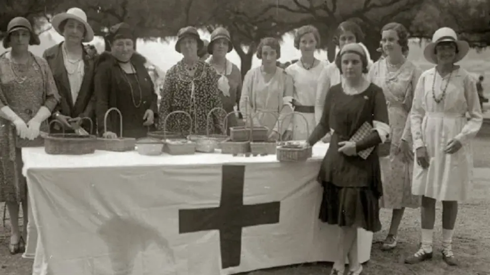 Imagen de una cuestación de Cruz Roja en 1918.