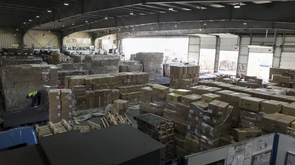 Vista panorámica de la terminal de Groundforce Cargo, repleta de mercancía textil en proceso de preparación para llenar las bodegas de tres aviones de las compañías Cargolux, Saudia y Emirates con destino a Dubái, Baréin y México.