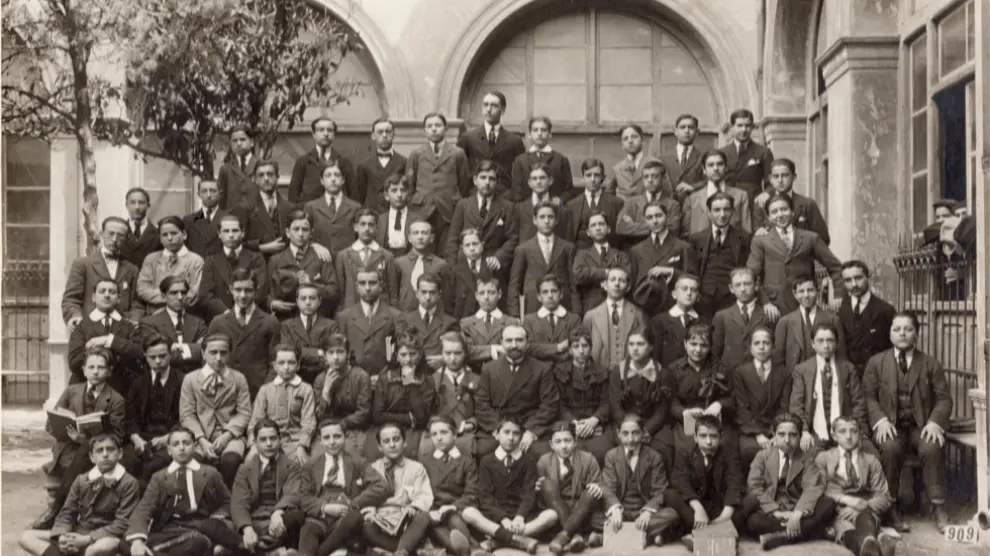 Alumnos del Instituto de Zaragoza en 1917, con María Moliner (quinta por la derecha en la segunda fila), Sender y Buñuel.