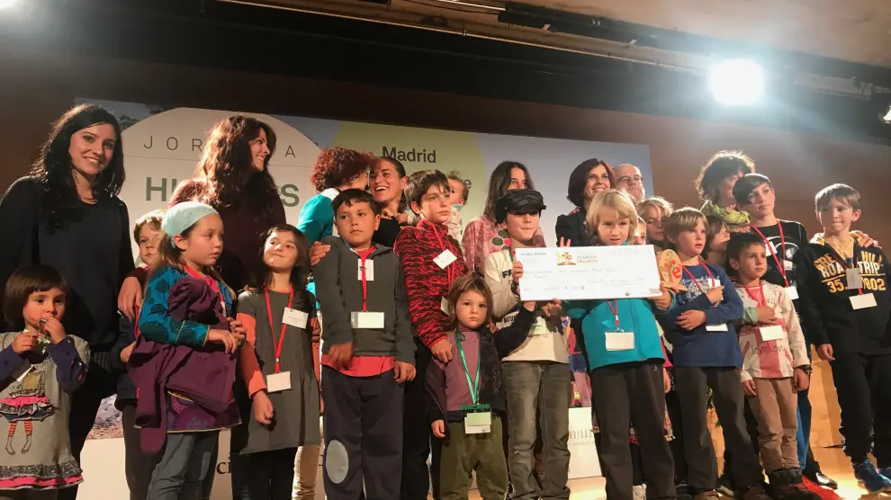 Escolares, profesores y madres y padres de Olba, en el momento de recoger el cheque de mil euros