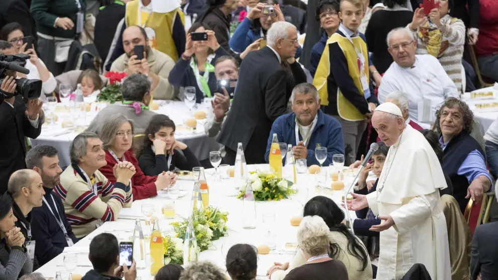 El papa almuerza con 1.500 pobres y rechaza la "indiferencia" contra ellos.
