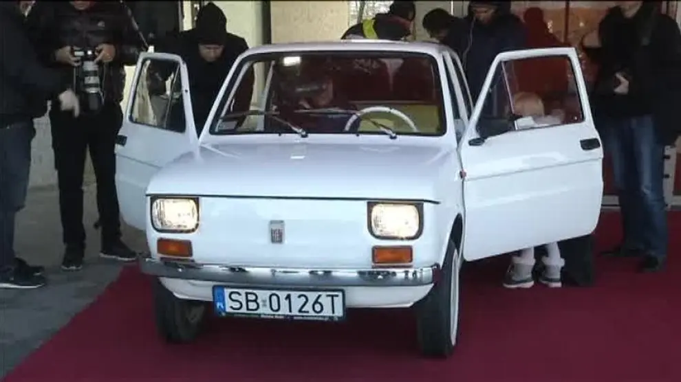 Una ciudad polaca le regala a Tom Hanks un coche de la época comunista