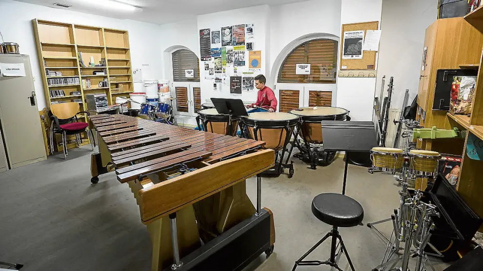 Ventanas cerradas, archivadores e instrumentos de gran tamaño en las aulas del Conservatorio.