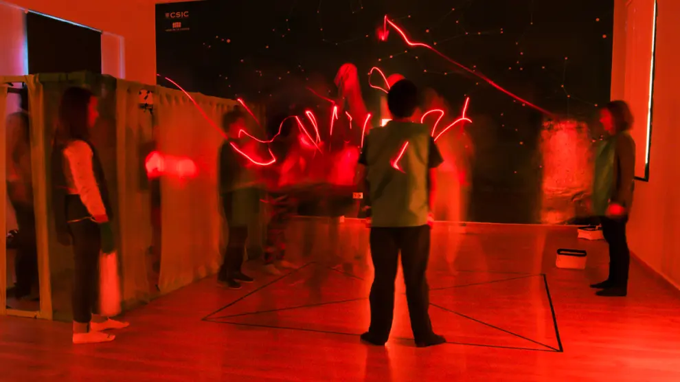 El taller de Biomoléculas en danza combina luz, música, expresión corporal y baile