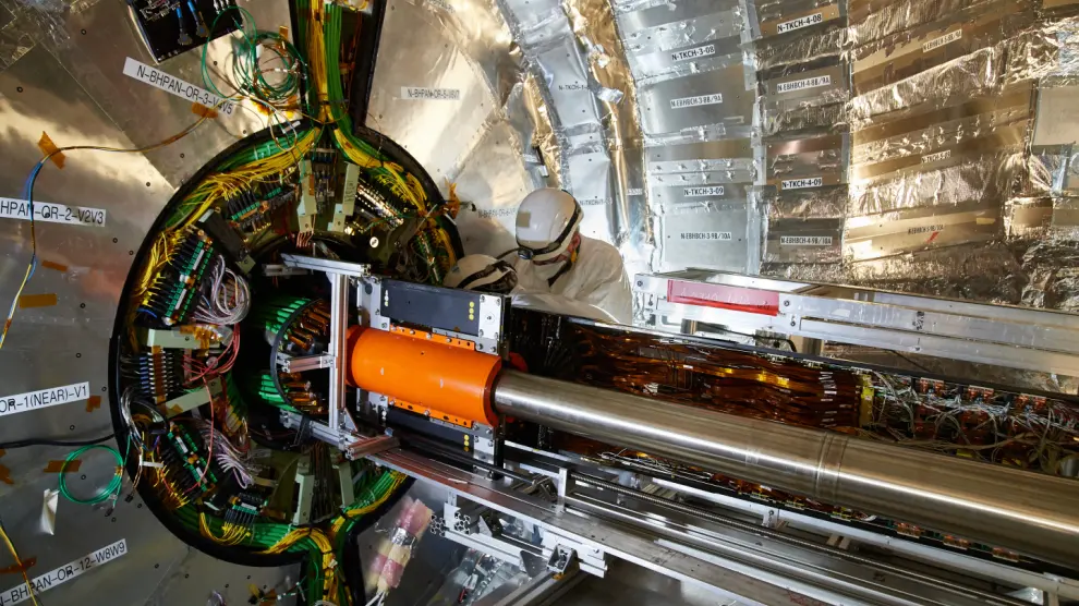 Instalación del detector de píxeles de segunda generación en el experimento CMS del CERN