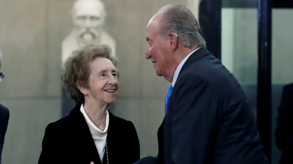Don Juan Carlos saluda a Margarita Salas antes de entregarle la Medalla Echegaray.