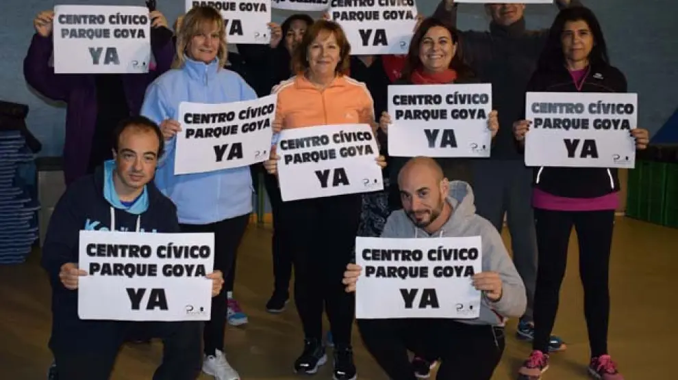 La clase de pilates de los cursos 'Ponte en forma' apoya a la  plataforma 'Centro cívico Parque Goya ya'