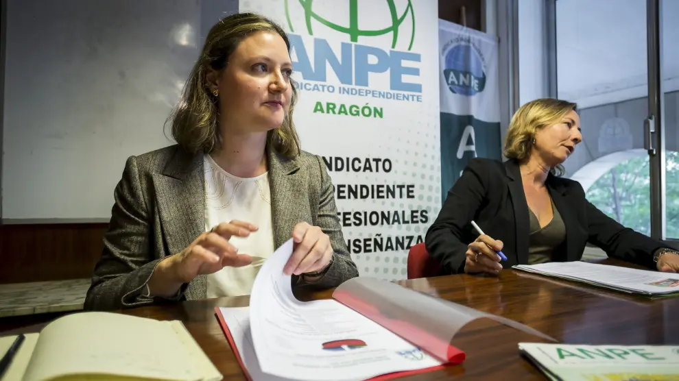 Marta Garrido, presidenta de Anpe-Zaragoza, y Teresa Hernández, Defensora del Profesor de este sindicato de docentes.