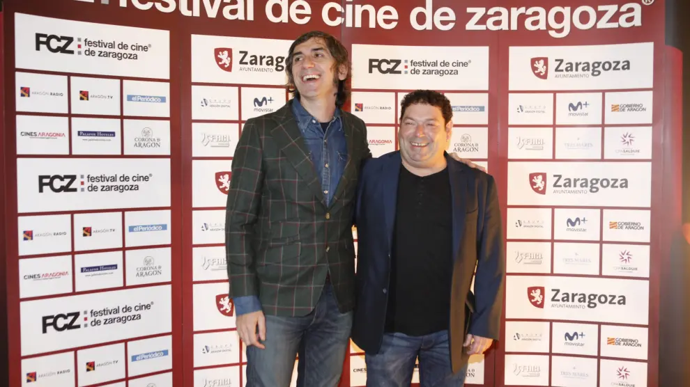El diseñador gráfico Iñaki Villuendas y el actor Jorge Asín, ayer, en la inauguración.
