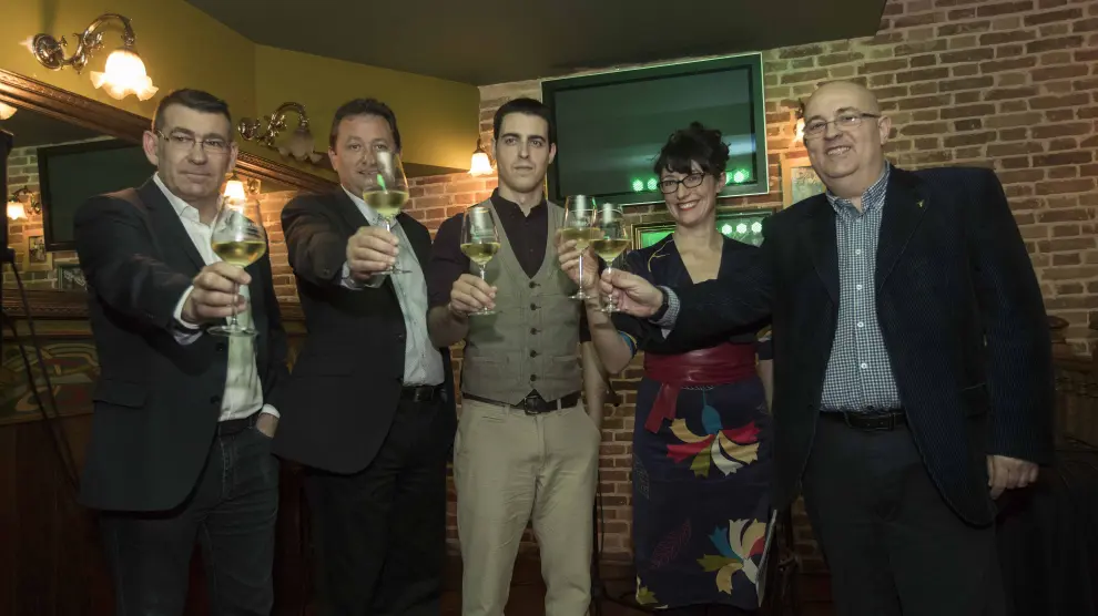 Claudio Herrero, Ignacio Casamitjana, Celino Gracia, Lucía Camón  y José Luis Campos, brindando en el Café Dublín.