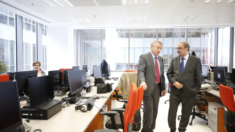El director general de RTVE, José Antonio Sánchez, y el presidente de Aragón, Javier Lambán, en el nuevo centro territorial de RTVE en Zaragoza.