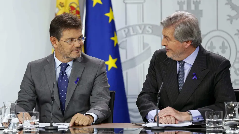 Rafael Catalá y Méndez de Vigo en la rueda de prensa posterior al Consejo de Ministros