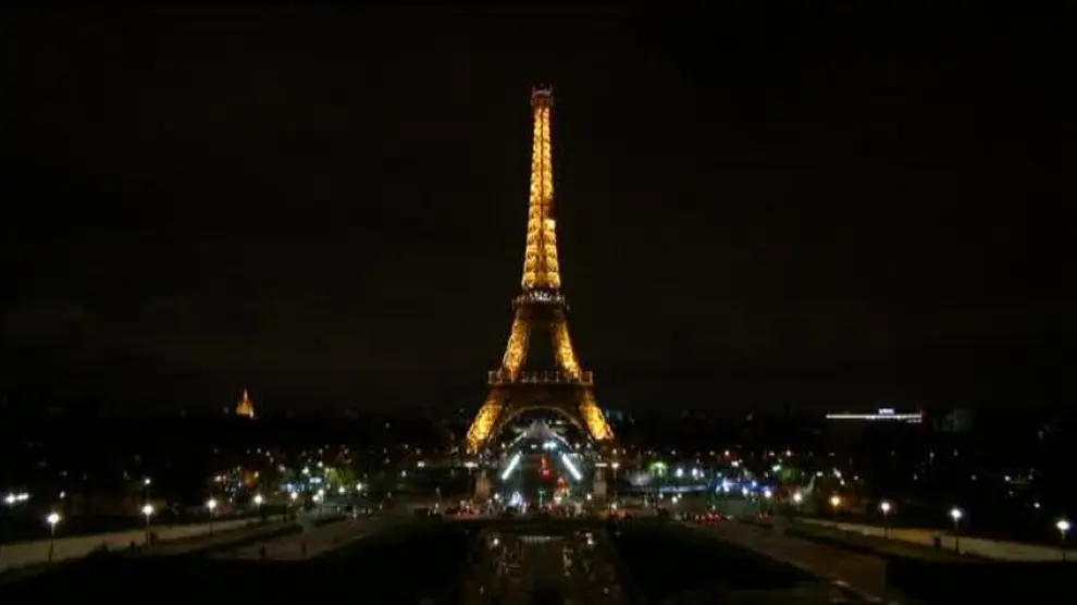 La Torre Eiffel apaga sus luces por las víctimas del atentado de Egipto