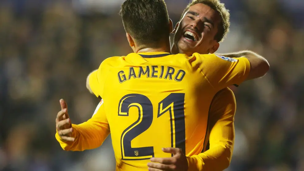 Gameiro y Griezmann celebran uno de los goles.