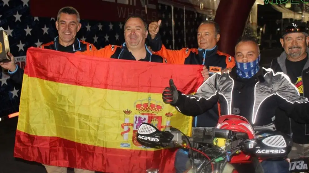Miguel Ángel Arranz (encima del quad) se lanzó a la aventura acompañado desde Zaragoza por Roberto Arellano , José Luis Martín y José Miguel Molinos (detrás de izquierda a derecha). En la imagen también está Pedro Magnaleno, responsable del equipo mexicano P&M Racing.