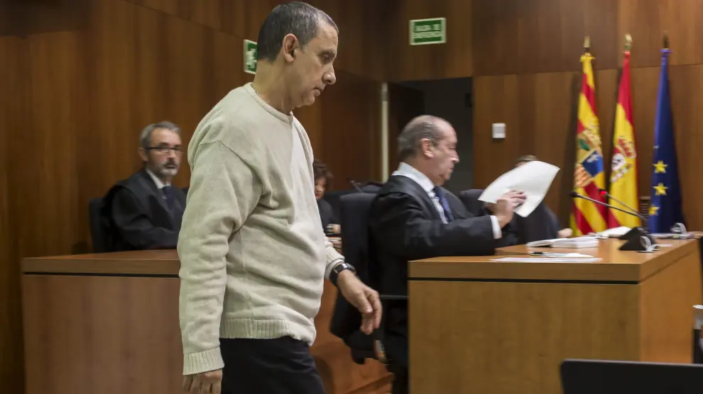 El acusado, Salvador Gázquez, accediendo a la sala de vistas de la Audiencia de Zaragoza para escuchar el veredicto del Jurado.