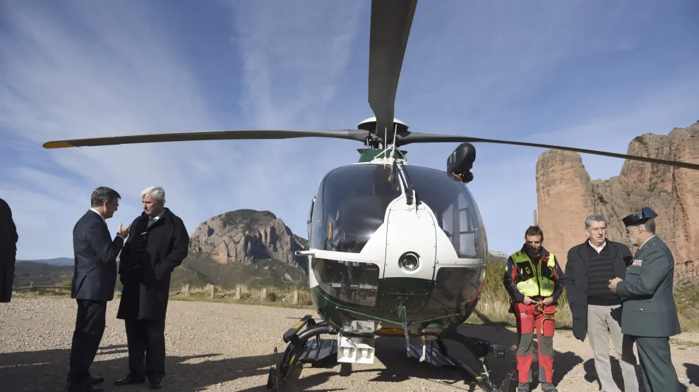 El helicóptero de la Guardia Civil, este lunes en Riglos, donde se ha hecho balance de la campaña de verano y se ha presentado la de invierno