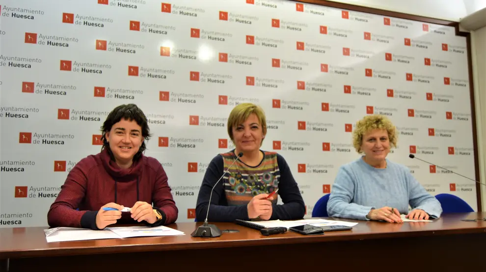 Las concejalas de Cambiar Huesca, Silvia Mellado, Pilar Novales y Carmen García
