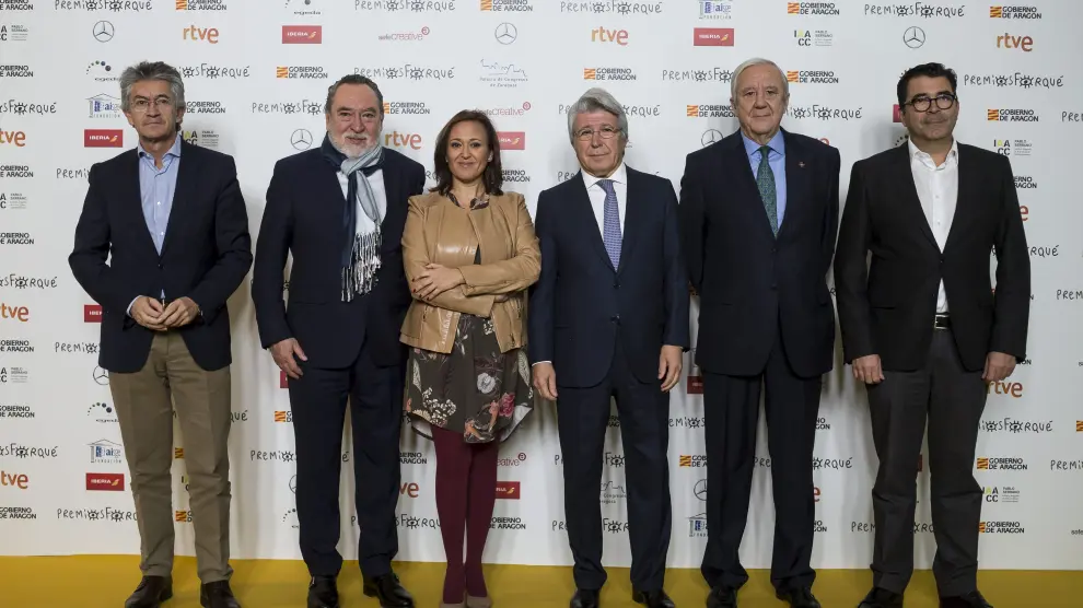 La consejera de Educación, Cultura y Deporte, Mayte Pérez, y el presidente de EGEDA, Enrique Cerezo, en el centro, junto a otros asistentes a la presentación de la gala.
