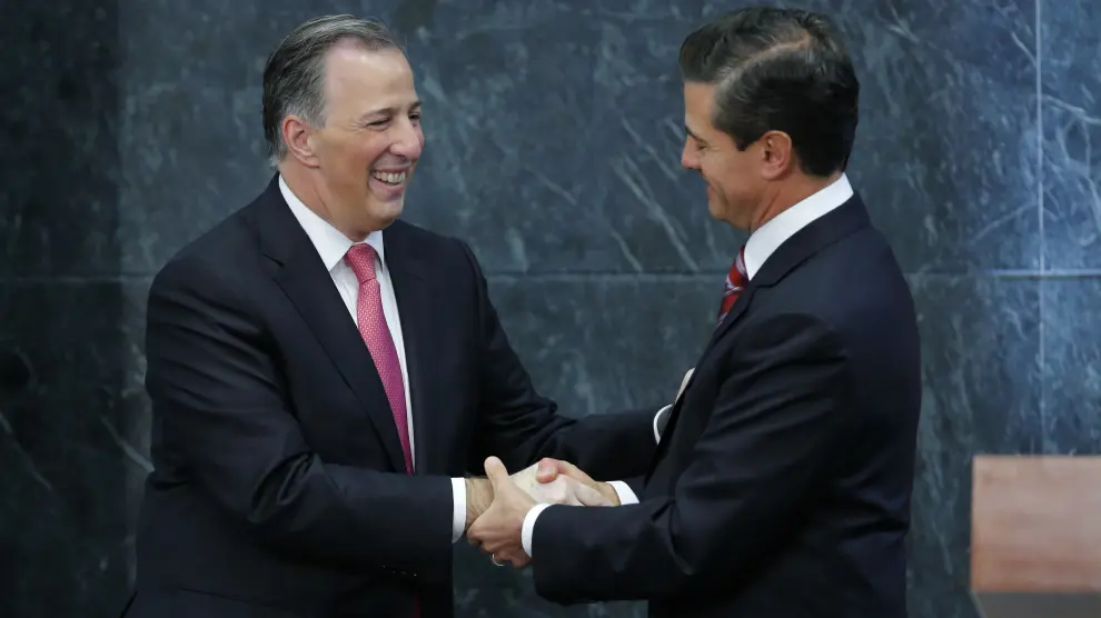 Enrique Peña Nieto saludando al ya exsecretario de Hacienda, José Antonio Meade.